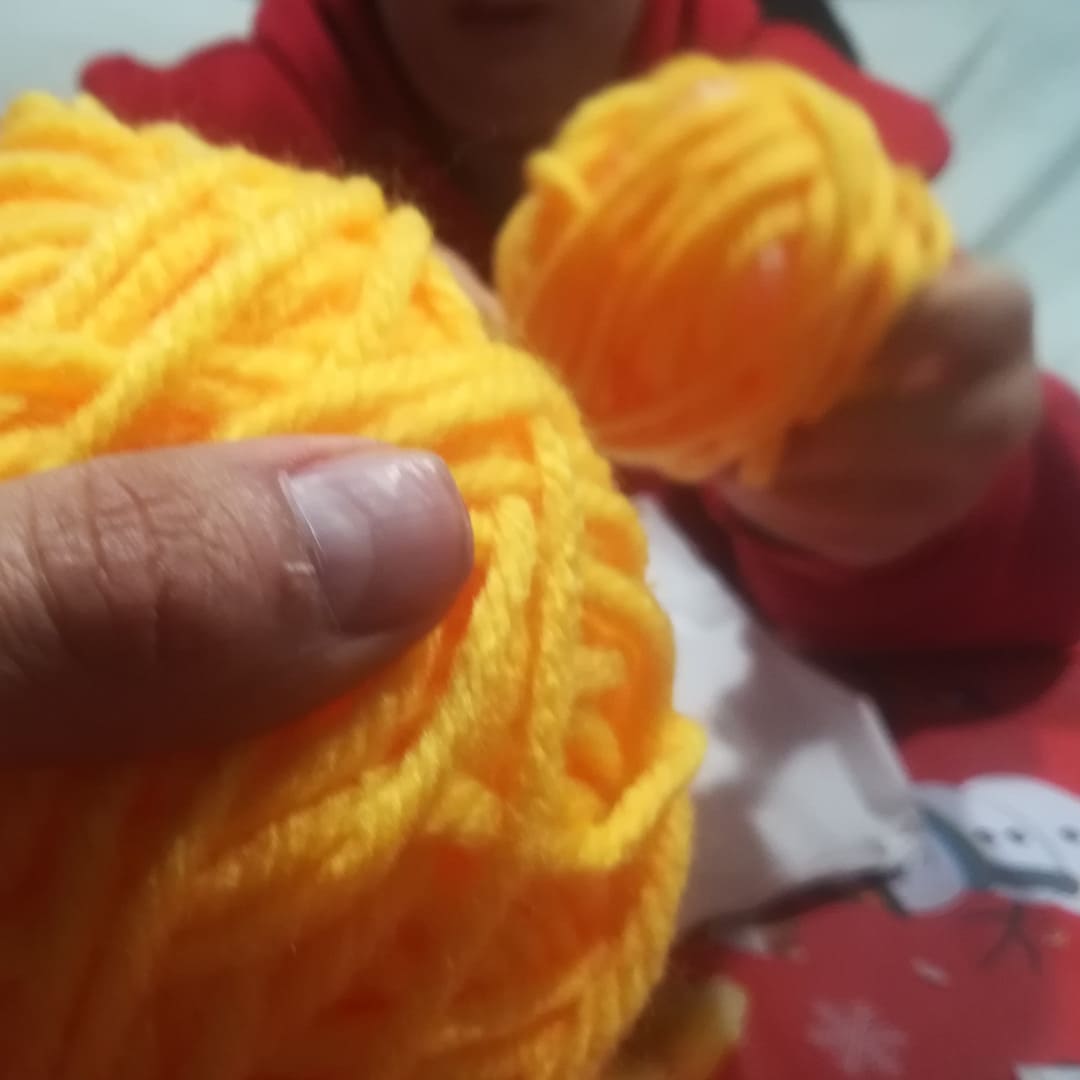 Sesión de arteterapia para adultos, vemos un primer plano de ovillos de lana que serán usados en la Terapia artística personalizada
