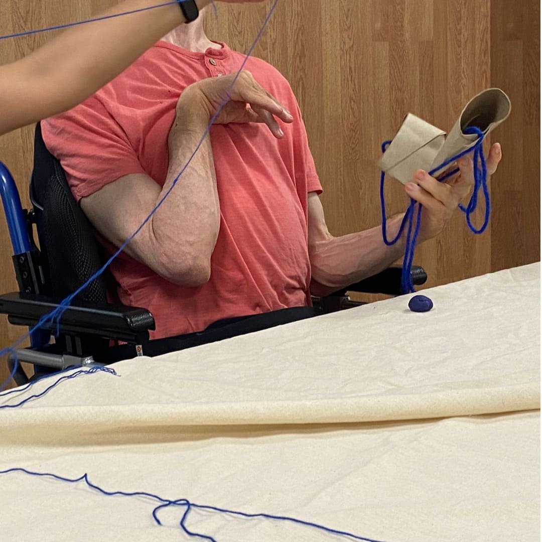 Sesión de arteterapia para adultos con movilidad reducida.