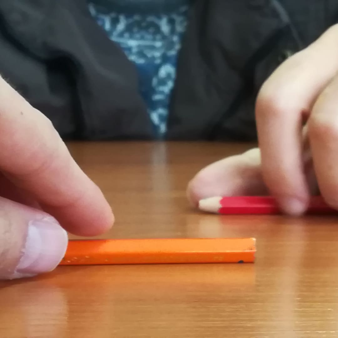 Primer plano de lápices de colores utilizados durante una sesión de terapia artística integrativa para adultos