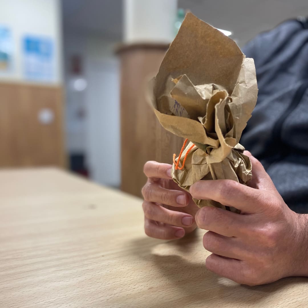 Experimentación con papel durante una sesión de terapia artística integrativa para adultos