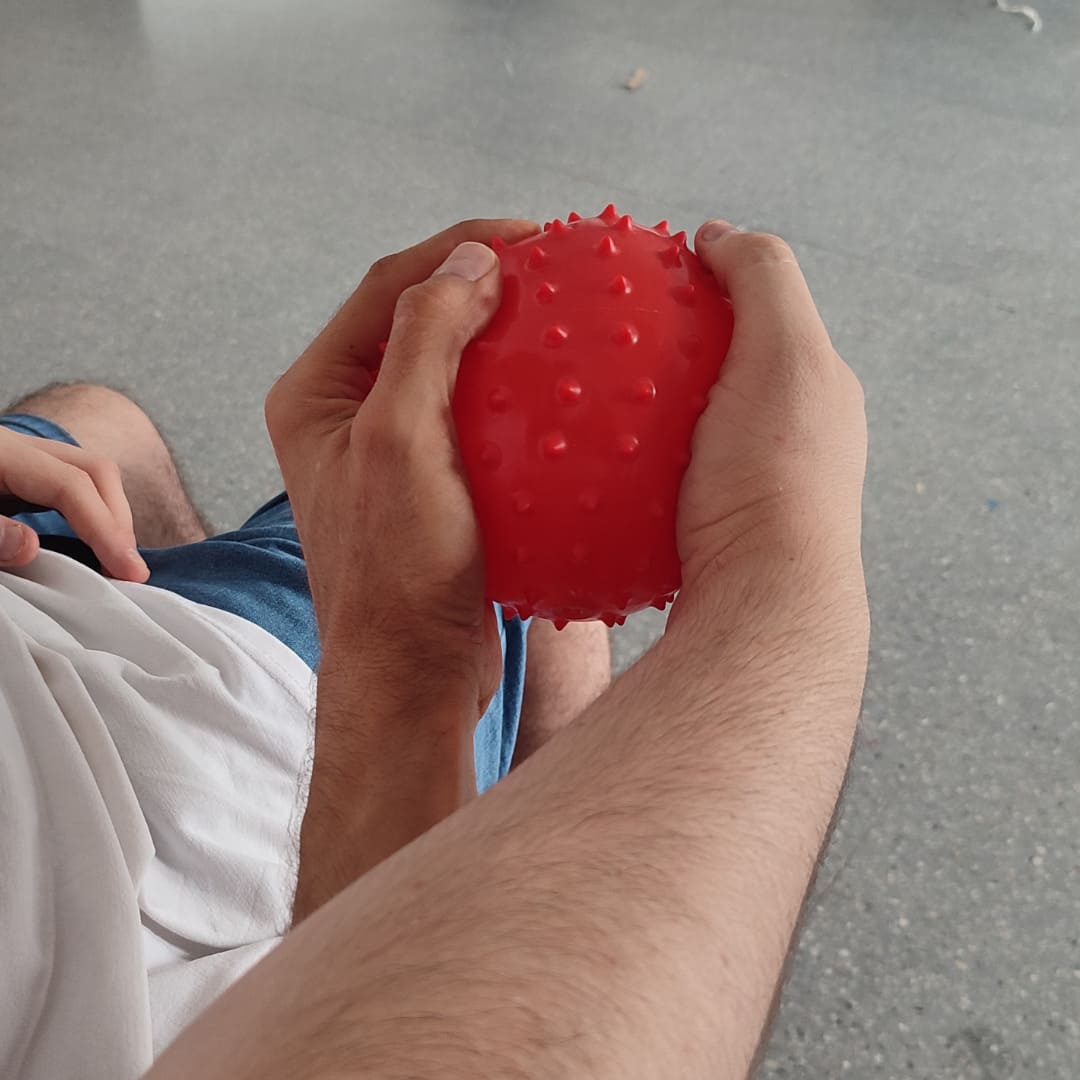 Trabajo con una pelota durante una sesión de terapia artística integrativa para adultos