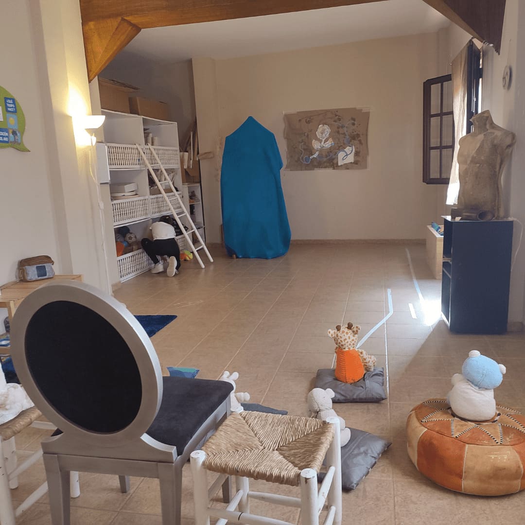Sala de arteterapia lista para una sesión con un paciente adolescente