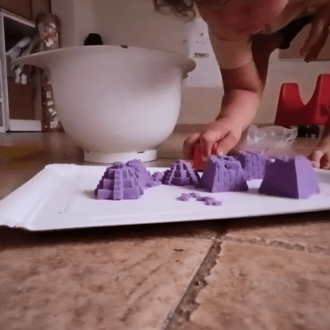 Experimentación con materiales moldeables en una sesión de arteterapia infantil