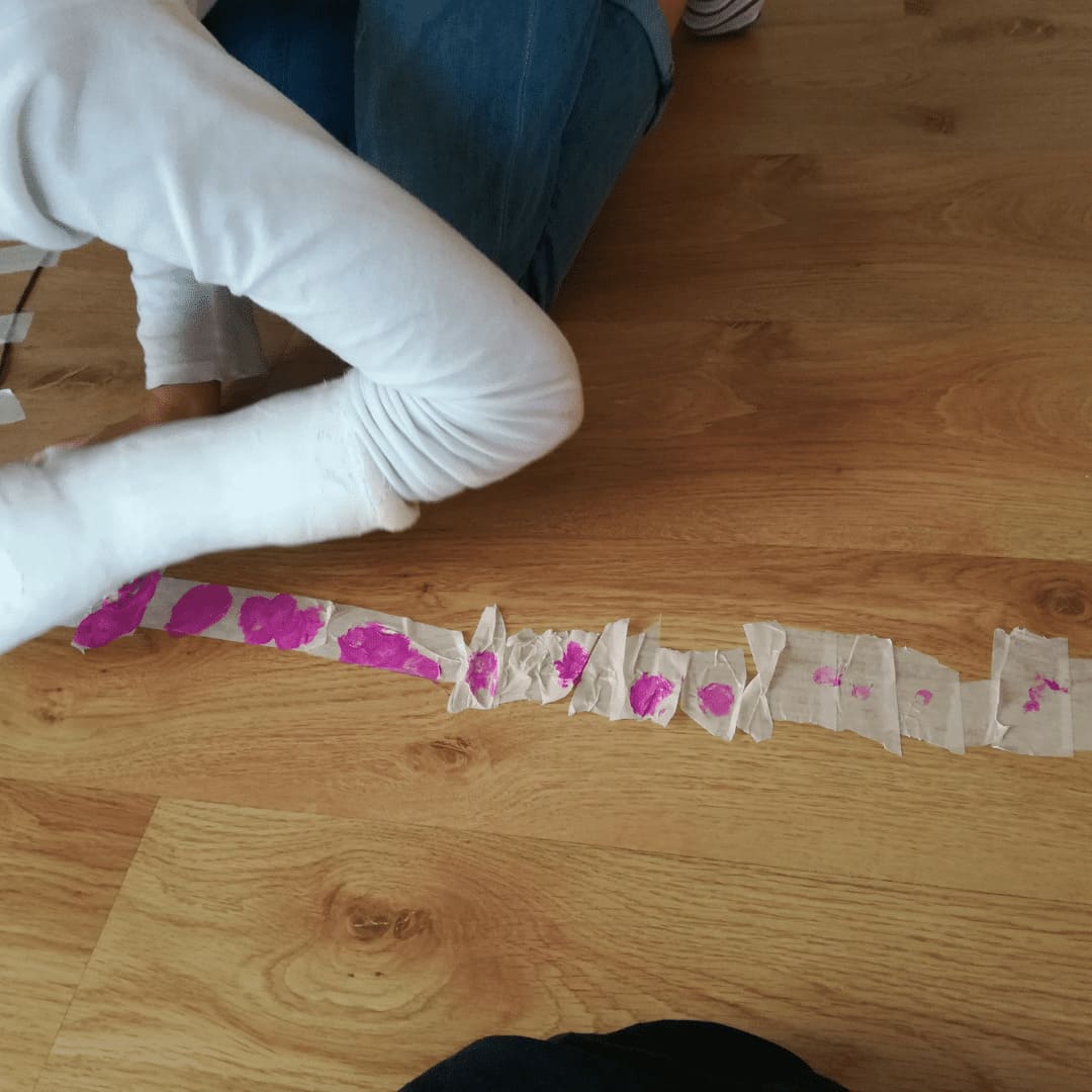 Sesión de terapia artística individual con persona neurodivergente